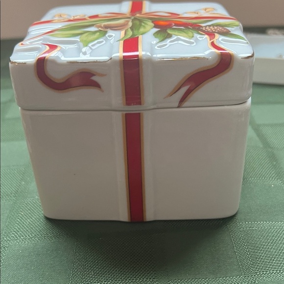 CERAMIC CHRISTMAS PRESENT
CANDY DISH - Picture 9 of 9